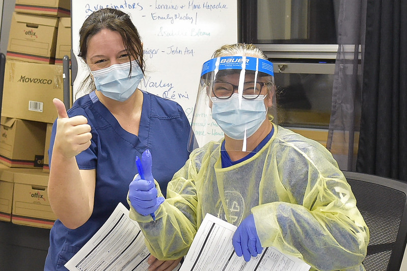 Isabelle Bleau and Lorraine Hansquine ready to start the vaccination campaign