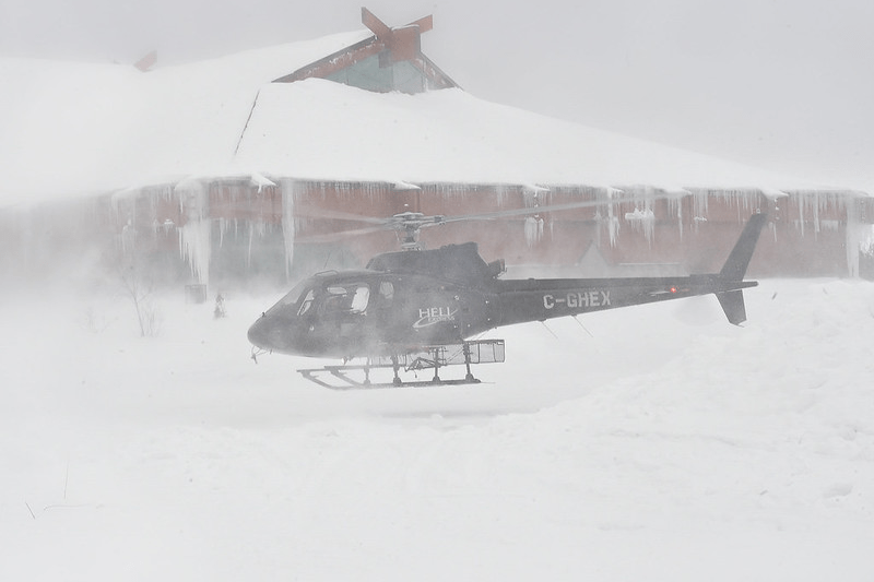Helicopter lands in Oujé-Bougoumou