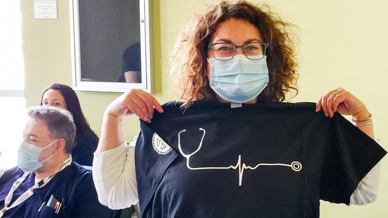 L’infirmière Isabelle Primeau montre le t-shirt qui lui a été remis en cadeau.
