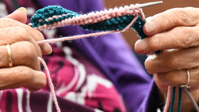 hands knitting